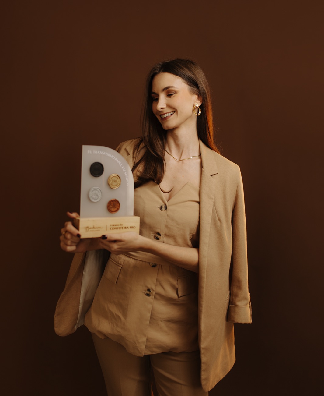 Bárbara Engelmann segurando o troféu PRO