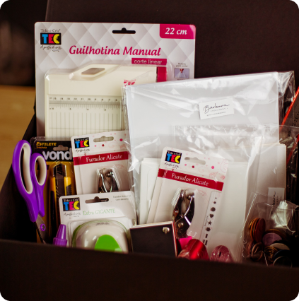 Kit com materiais e ferramentas de papelaria