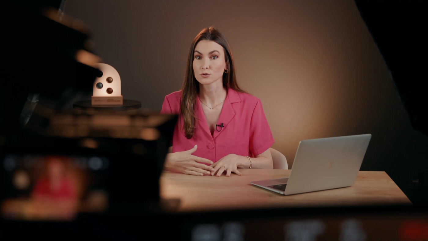 Bárbara conduzindo uma oficina prática